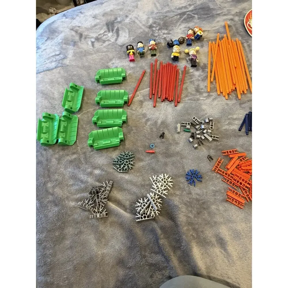 K'NEX Lot of assorted pieces With 8 K’nex People